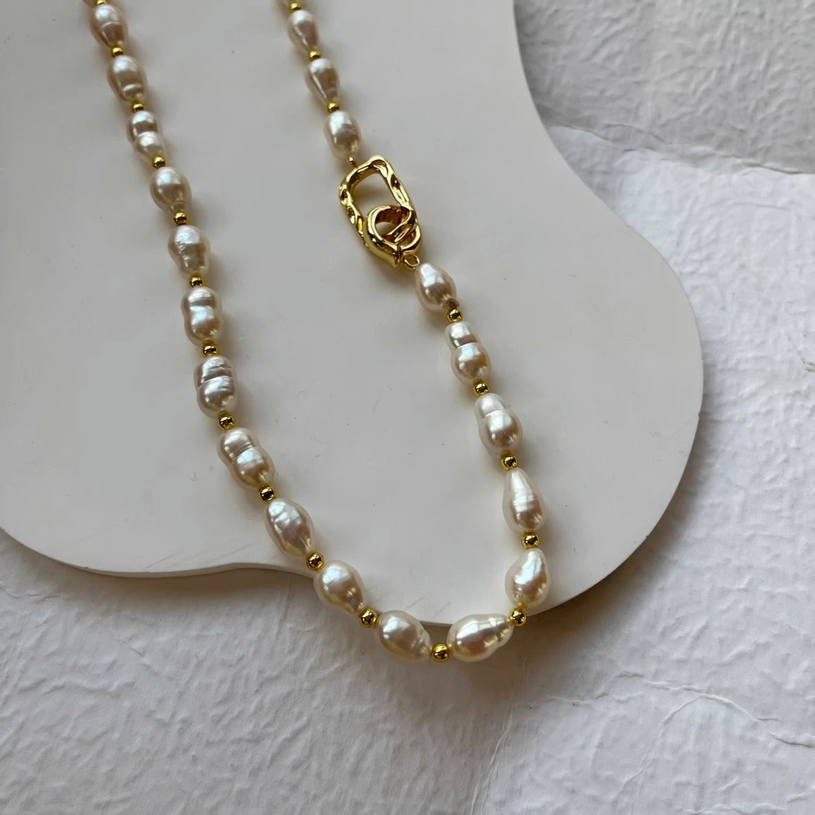 COLLAR DE PERLAS CON APLIQUES DE ORO 18K
