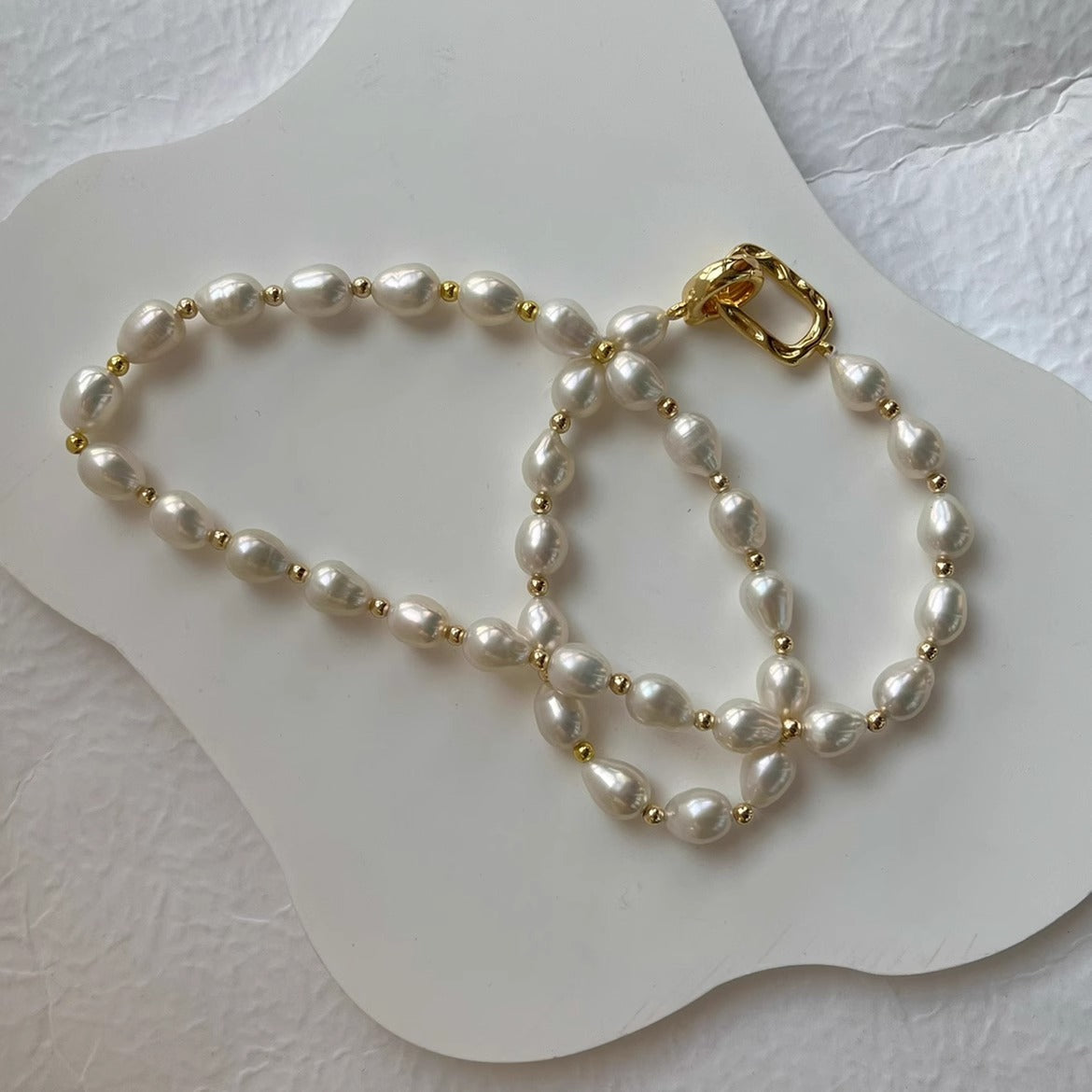 COLLAR DE PERLAS CON APLIQUES DE ORO 18K