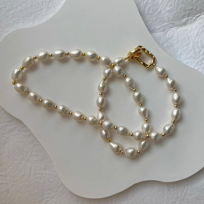 COLLAR DE PERLAS CON APLIQUES DE ORO 18K