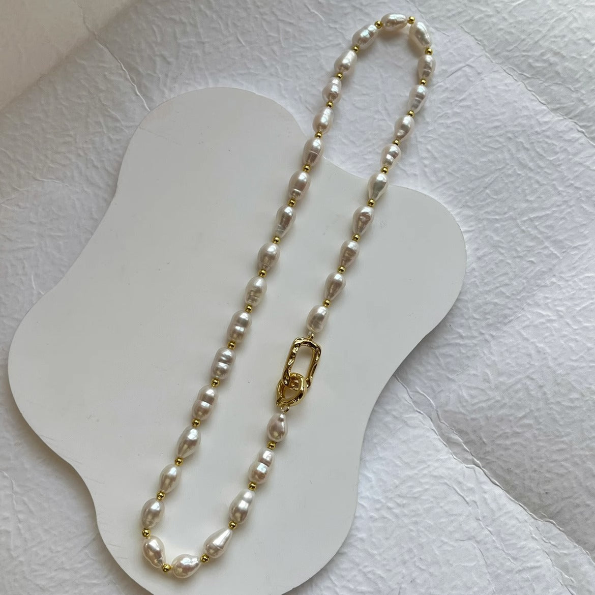 COLLAR DE PERLAS CON APLIQUES DE ORO 18K
