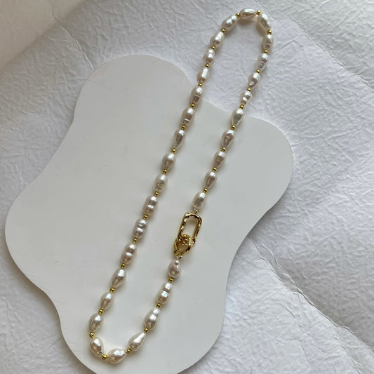 COLLAR DE PERLAS CON APLIQUES DE ORO 18K