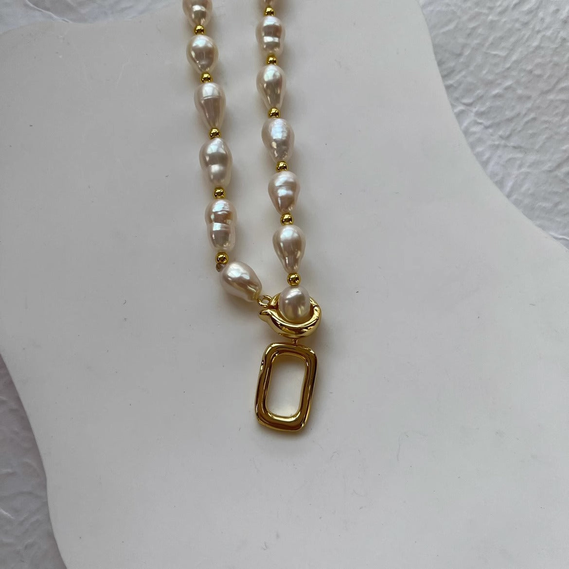 COLLAR DE PERLAS CON APLIQUES DE ORO 18K