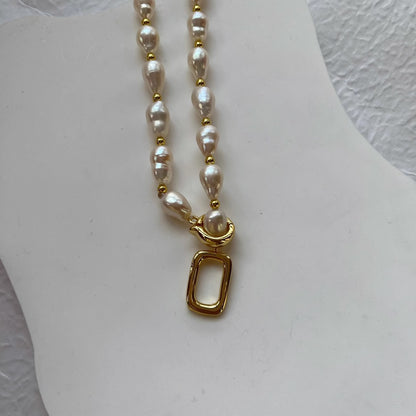 COLLAR DE PERLAS CON APLIQUES DE ORO 18K