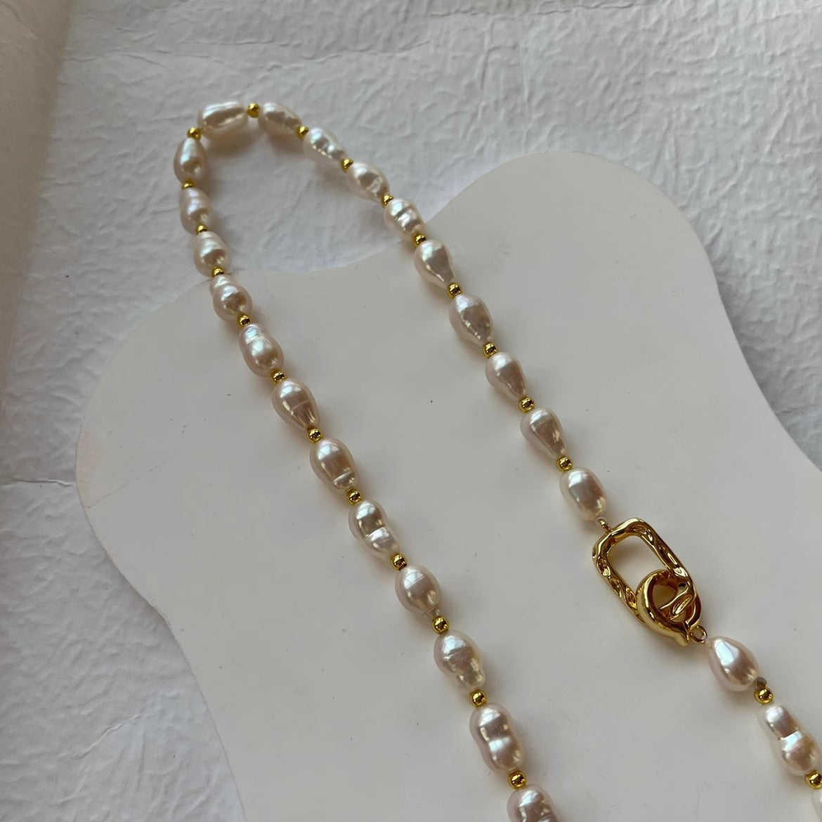 COLLAR DE PERLAS CON APLIQUES DE ORO 18K